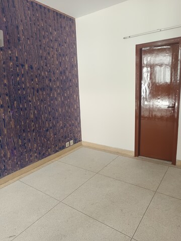 Room in 4 BHK Builder Floor at Ansal Sushant Lok I, Sector 43 – for Rent