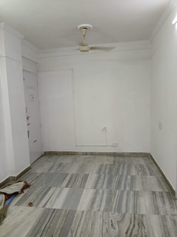 Room in 2 BHK Apartment at Thakur Gayatri Satsang, Kandivali East – for Sale