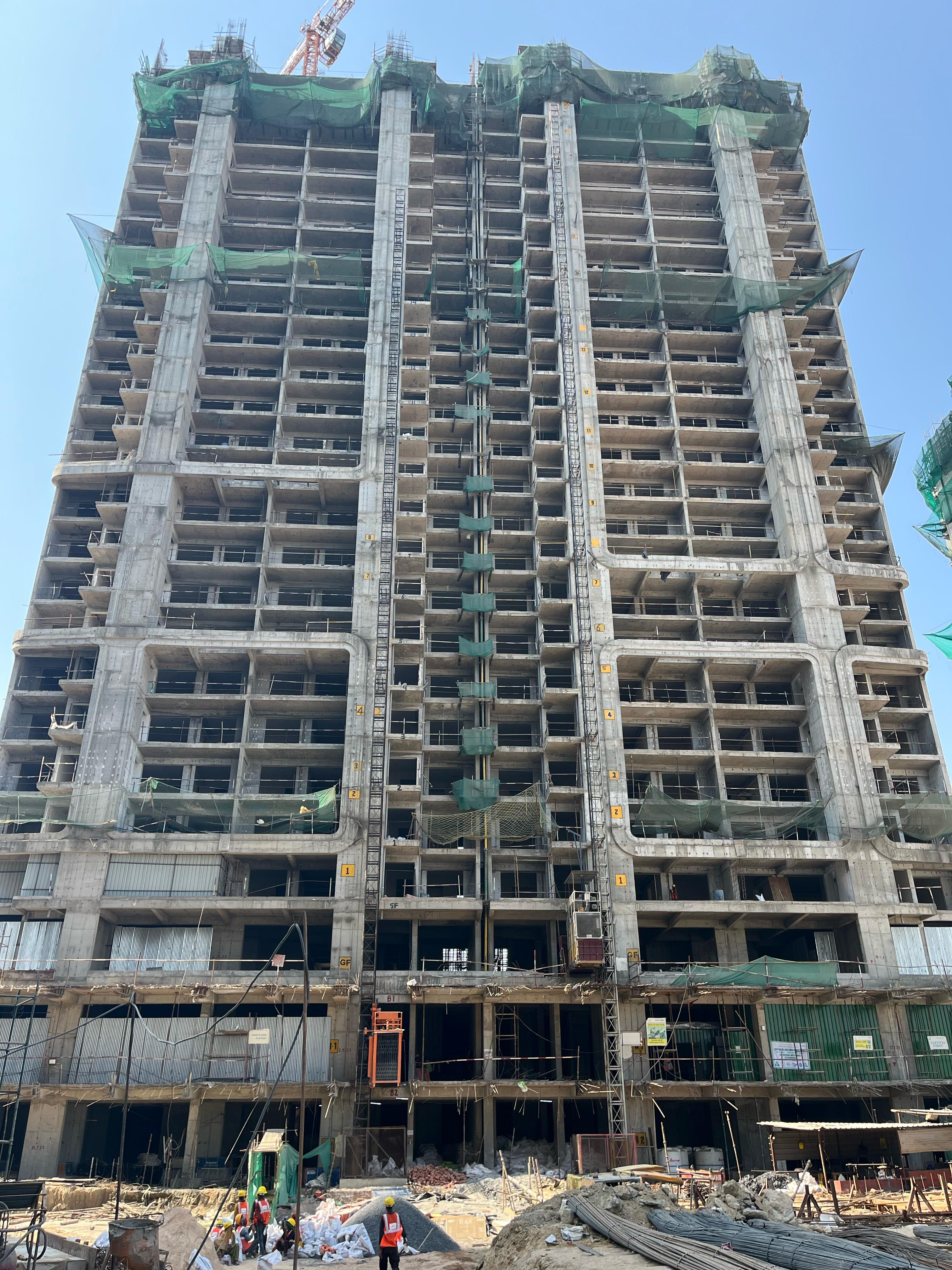 3.5 BHK + Servant Room 2450 Sq.Ft. Apartment in Smart World 113