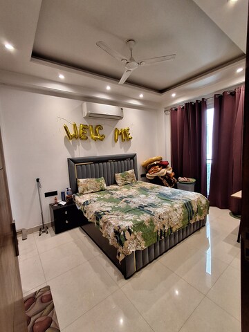 Room in 3 BHK Builder Floor at DLF City Phase V, Dlf Phase V – for Rent