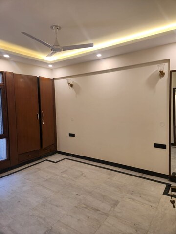 Room in 3.5 BHK Apartment at Medinova Apartment, Sector 56 – for Rent