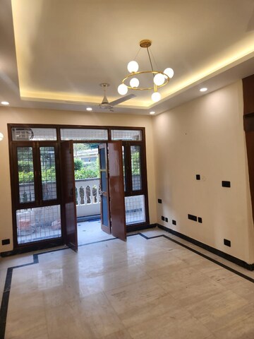 Living Room in 3.5 BHK Apartment at Medinova Apartment, Sector 56 – for Rent