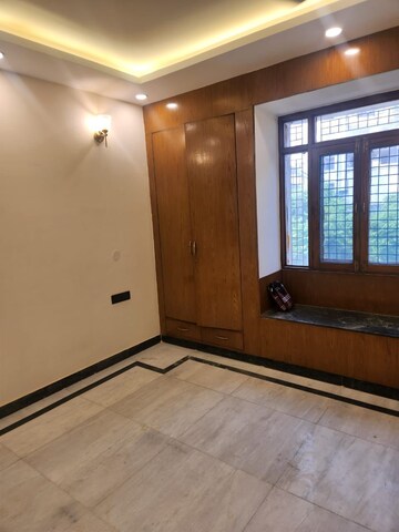 Room in 3.5 BHK Apartment at Medinova Apartment, Sector 56 – for Rent