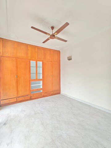 Room in 3 BHK Builder Floor at Dlf Phase I – for Rent