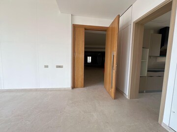 Room in 4 BHK Apartment at Rustomjee Crown, Prabhadevi – for Rent