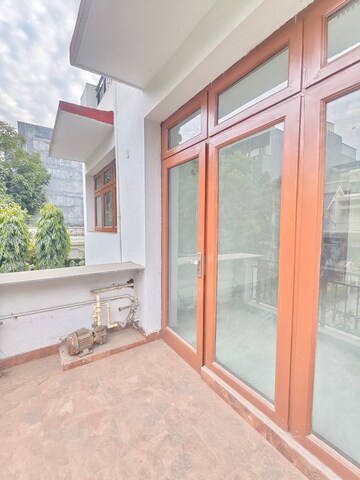 Master Bedroom in 3 BHK Builder Floor at Sector 26 – for Rent