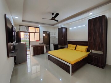 Room in 4 BHK Apartment at Sector 42 – for Rent