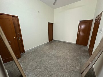Master Bedroom in 2 BHK Independent House at Subhash Road – for Rent