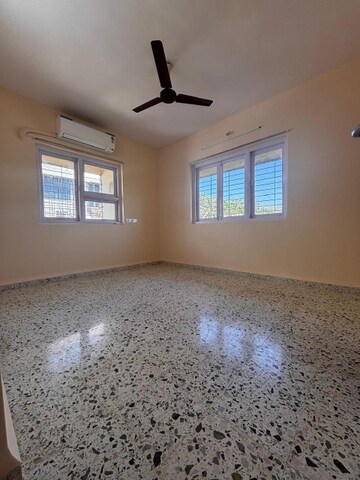 Room in 2 BHK Apartment at Takshila CHS, Andheri East – for Rent