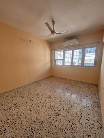 Room in 2 BHK Apartment at Takshila CHS, Andheri East – for Rent