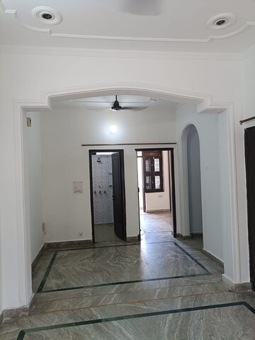Building Lobby in 3 BHK Builder Floor at Sector 52 – for Rent