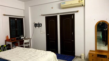 Room in 3 BHK Apartment at Super Falcon, Shaikpet – for Rent