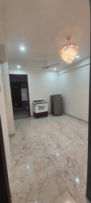 Room in 2 BHK Builder Floor at Sector 27 – for Rent
