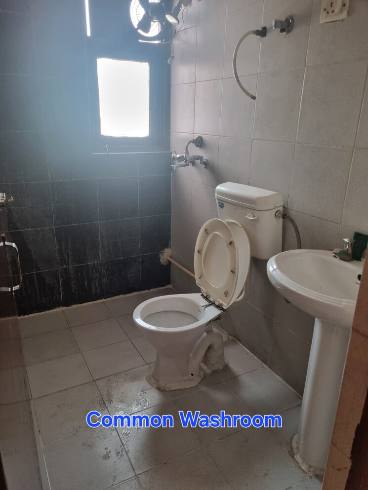 Bathroom, viddhi-tower 2.5 Bedroom 1100 Sq.Ft. Apartment In Mahagunpuram Ghaziabad 8506139