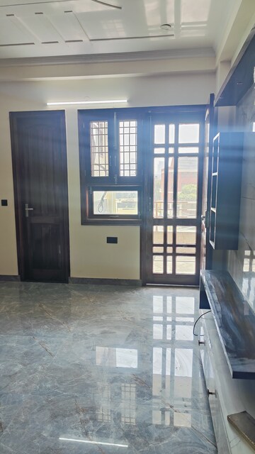 Room in 3 BHK Builder Floor at AEZ Aloha, Sector 57 – for Rent