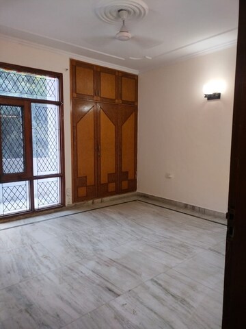 Room in 2 BHK Builder Floor at DLF Square, Sector 25 – for Rent