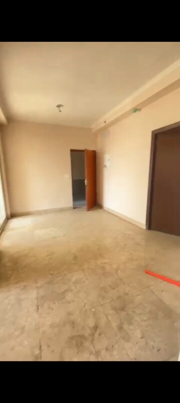 Room in 2.5 BHK Apartment at Amrapali Golf Homes, Sector 4 Greater Noida – for Sale