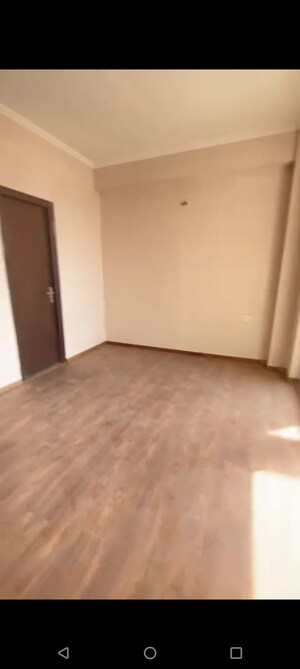 Room in 2.5 BHK Apartment at Amrapali Golf Homes, Sector 4 Greater Noida – for Sale