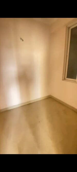 Room in 2.5 BHK Apartment at Amrapali Golf Homes, Sector 4 Greater Noida – for Sale