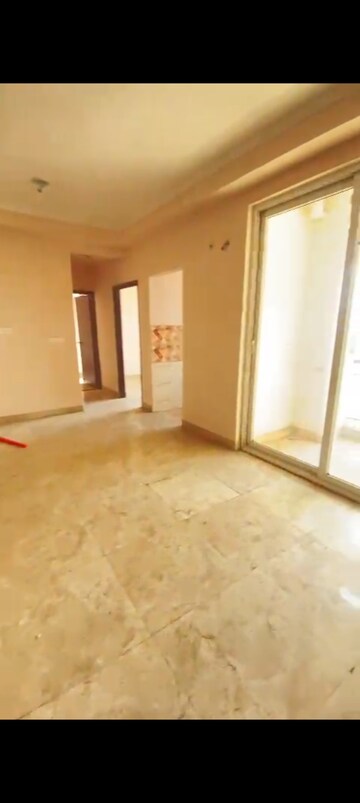 Room in 2.5 BHK Apartment at Amrapali Golf Homes, Sector 4 Greater Noida – for Sale