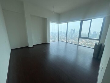 Room in 4 BHK Apartment at Piramal Aranya, Byculla – for Rent