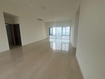 Room in 4 BHK Apartment at Piramal Aranya, Byculla – for Rent