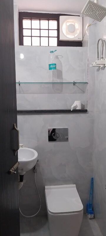 Attached Bathroom in 1.5 BHK Apartment at Sector 10 Greater Noida – for Rent