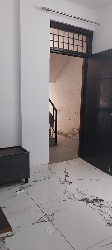 Room in 1.5 BHK Apartment at Sector 10 Greater Noida – for Rent