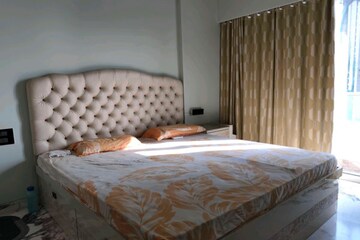 Room in 3 BHK Apartment at Enpar Lotus 101 Worli Residences, Lower Parel – for Rent