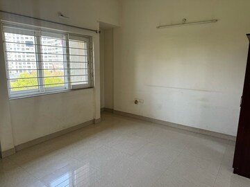 Room in 2 BHK Apartment at Amanora Sterling Towers, Hadapsar – for Rent