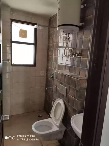Attached Bathroom in 3 BHK Builder Floor at Maple Heights, Sector 43 – for Rent