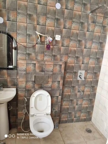 Attached Bathroom in 3 BHK Builder Floor at Maple Heights, Sector 43 – for Rent