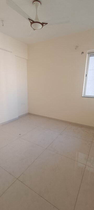 Room in 3 BHK Apartment at Godrej Nest Kandivali, Kandivali East – for Rent