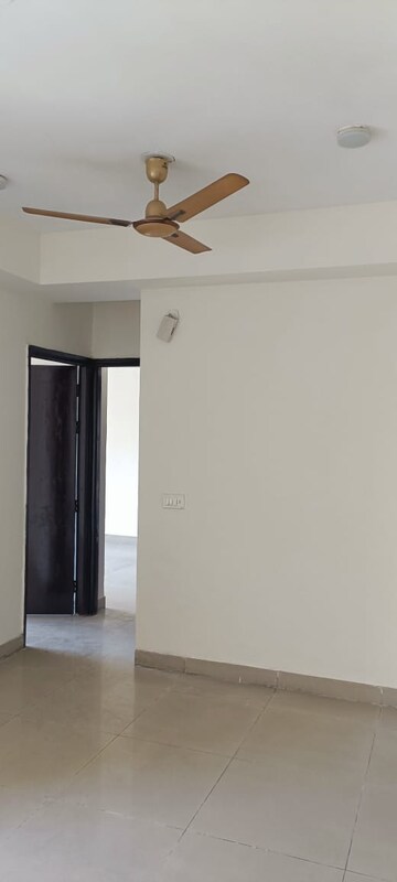 Room in 2 BHK Apartment at Amrapali Golf Homes, Sector 4, Greater Noida – for Rent