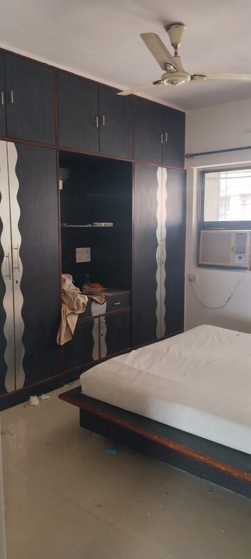 Room in 3 BHK Apartment at Acme Complex 2A, Goregaon West – for Rent