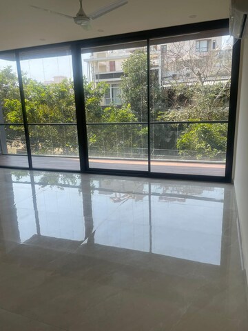 Room in 4 BHK Builder Floor at DLF Atria, Dlf Phase ii – for Rent