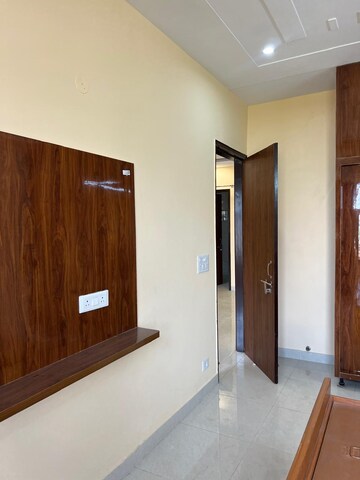 Room in 3 BHK Builder Floor at The Grand, Sector 52 – for Rent
