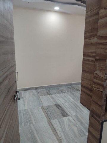 Room in 3 BHK Apartment at Versova – for Rent
