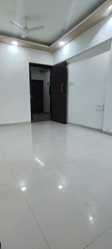 Room in 1 BHK Apartment at Lotus Unity, Versova – for Rent