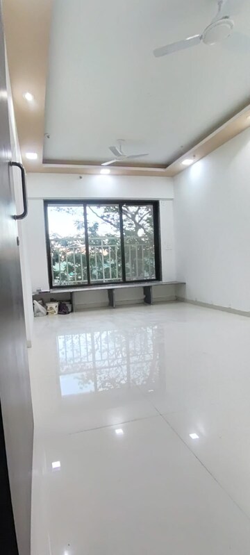 Room in 1 BHK Apartment at Lotus Unity, Versova – for Rent