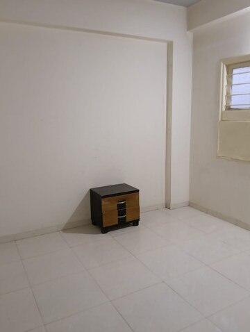 Room in 3 BHK Apartment at Ellisbridge – for Rent
