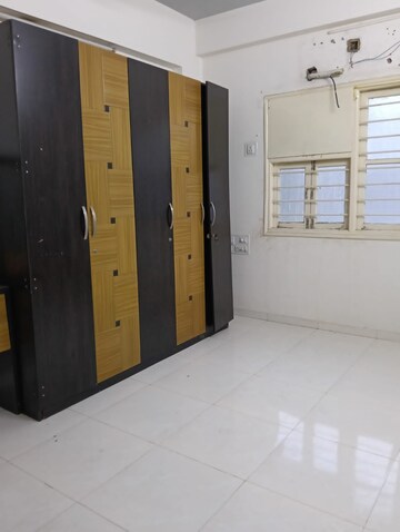 Room in 3 BHK Apartment at Ellisbridge – for Rent