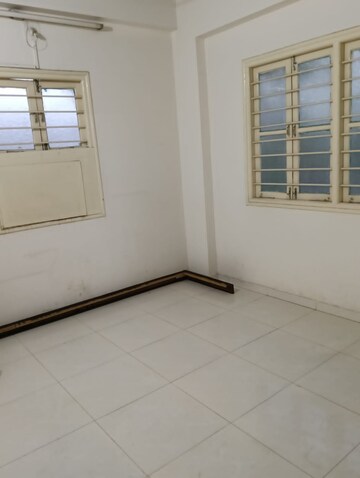 Room in 3 BHK Apartment at Ellisbridge – for Rent