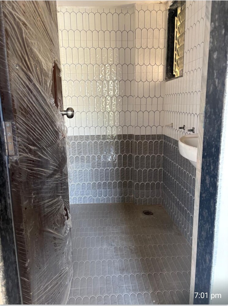 Bathroom, kurla west 1 RK 350 Sq.Ft. Apartment In Kurla West Mumbai 8509072