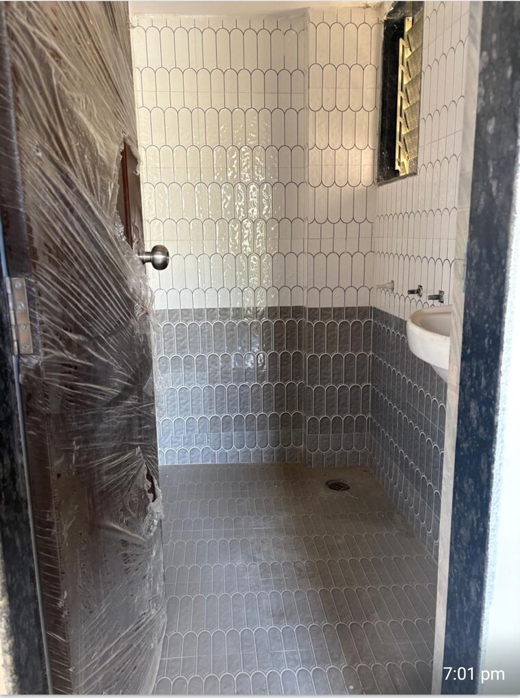 Bathroom, kurla west 1 RK 350 Sq.Ft. Apartment In Kurla West Mumbai 8509072