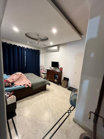 Room in 3 BHK Builder Floor at Ansal Sushant Lok I, Sector 43 – for Rent