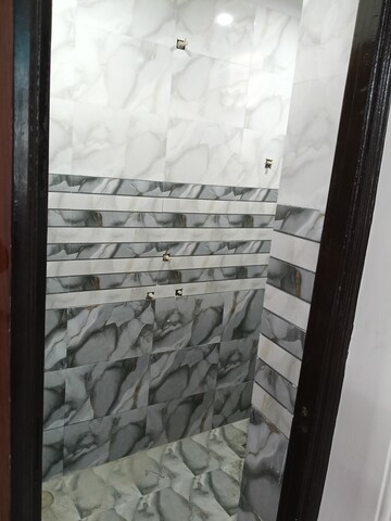 Bathroom in 2 BHK Builder Floor at Shalimar Apartments Shalimar Garden, Shalimar Garden – for Sale