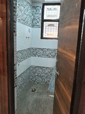 Bathroom in 2 BHK Builder Floor at Shalimar Apartments Shalimar Garden, Shalimar Garden – for Sale