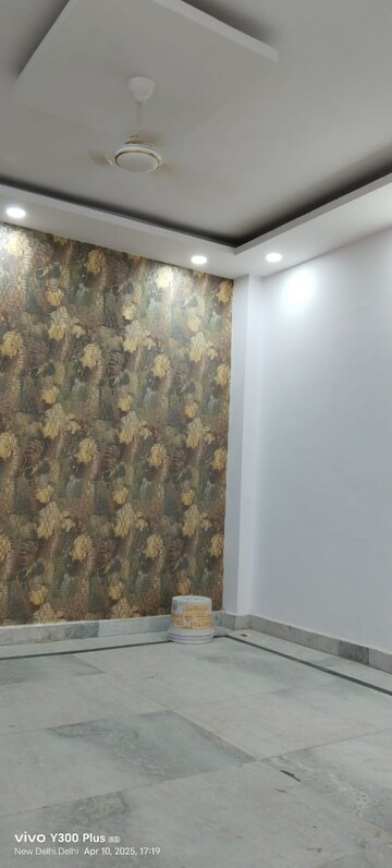 Room in 2 BHK Apartment at Himgiri Apartments, Govindpuri – for Rent