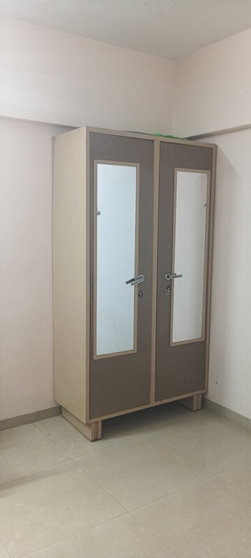 Room in 2 BHK Apartment at Andheri West – for Rent